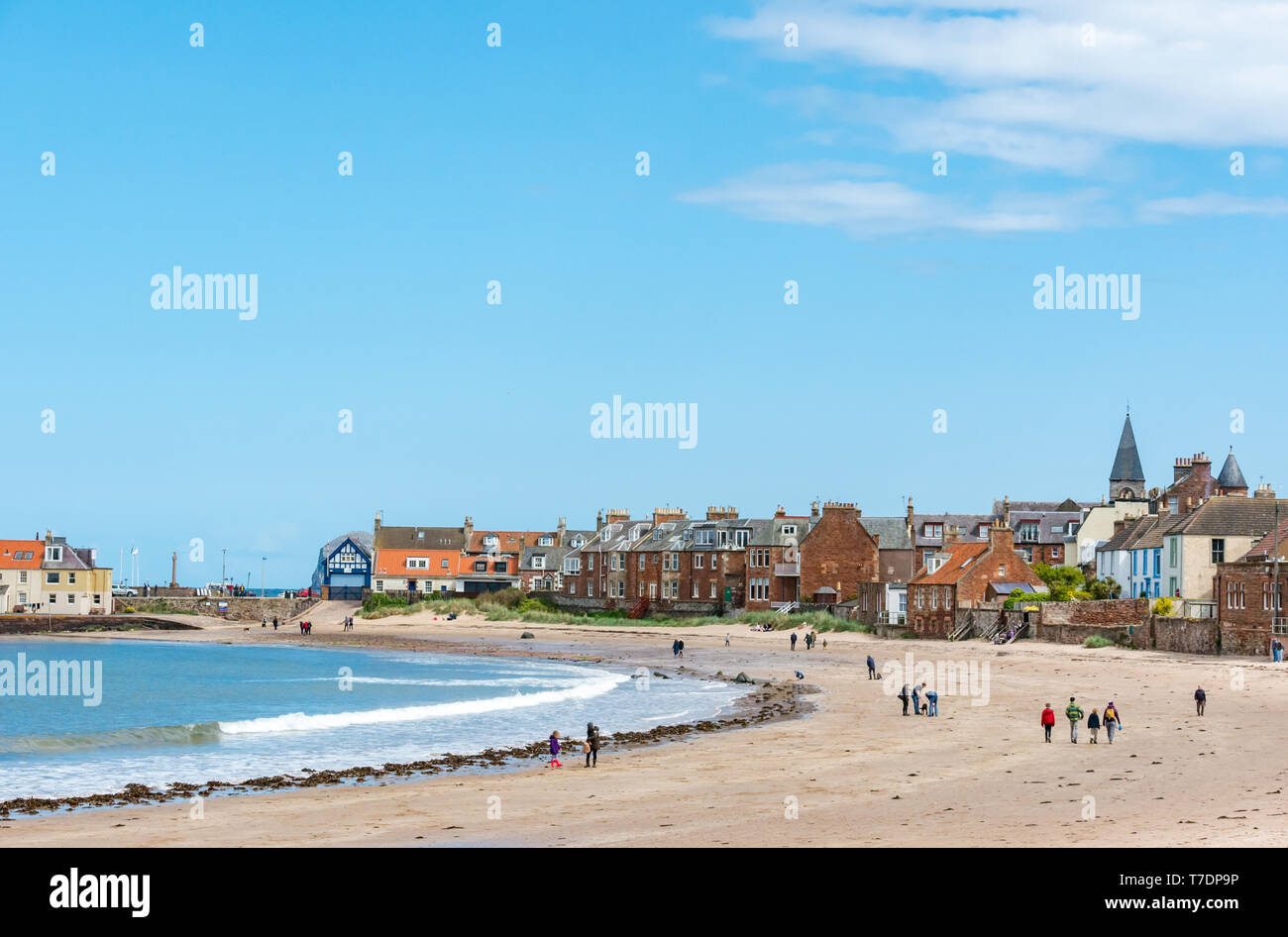 North Berwick, East Lothian, Ecosse, Royaume-Uni, 6 mai 2019. Météo France : La plage est quasi déserte sur ce qui serait normalement une très longue journée dans la ville balnéaire populaire sur un jour férié. Famille habiller chaud pour être dehors à la plage de l'Ouest par l'estuaire de la Forth sur une journée ensoleillée de printemps froid Banque D'Images