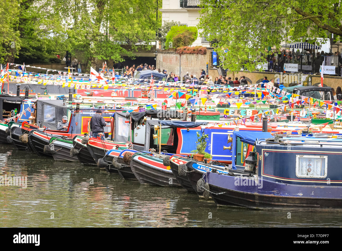 Londres, Royaume-Uni. 6 mai, 2019. Une fois de plus, les bateaux étroits décorées du bassin et de la ligne de Grand Union Canal pour le dernier jour de la IWA Canalway Cavalcade Festival. Les fêtes populaires sont organisées par l'Association de la navigation intérieure et au 6 mai, est doté d'environ 130 bateaux cette année bateau withl, musique, spectacles sur scène et de l'eau. Credit : Imageplotter/Alamy Live News Banque D'Images