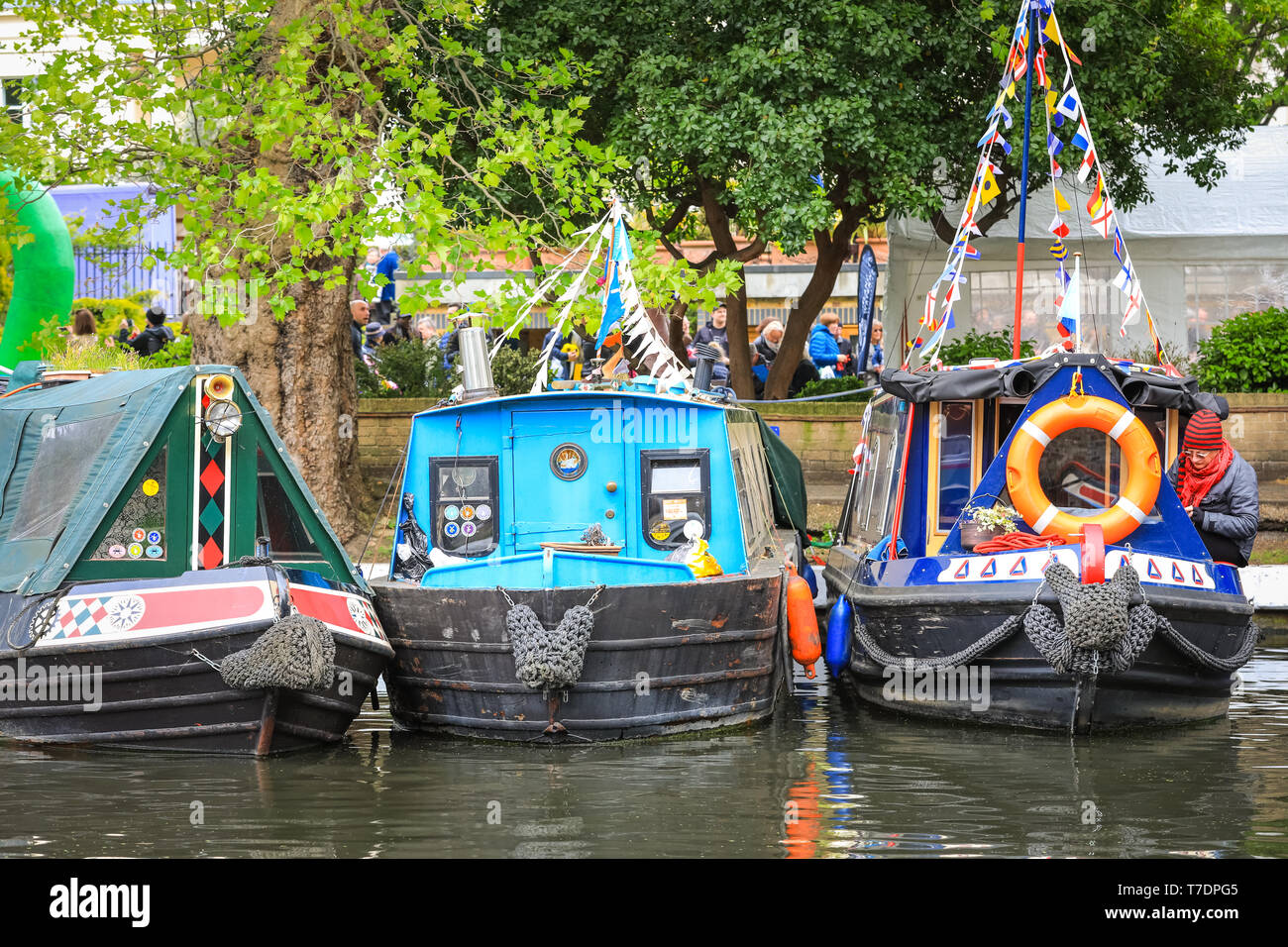 Londres, Royaume-Uni. 6 mai, 2019. Une fois de plus, les bateaux étroits décorées du bassin et de la ligne de Grand Union Canal pour le dernier jour de la IWA Canalway Cavalcade Festival. Les fêtes populaires sont organisées par l'Association de la navigation intérieure et au 6 mai, est doté d'environ 130 bateaux cette année bateau withl, musique, spectacles sur scène et de l'eau. Credit : Imageplotter/Alamy Live News Banque D'Images