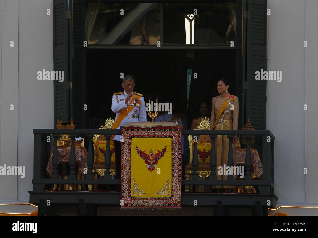 Bangkok, Thaïlande. 06 mai, 2019. Le Roi de Thaïlande Maha Vajiralongkorn Bodindradebayavarangkun et Reine Jadallys apparaissent sur le balcon d'Suddhaisavarya Prasad Hall du Grand Palais lors d'une audience publique sur le dernier jour de son couronnement royal à Bangkok. Credit : SOPA/Alamy Images Limited Live News Banque D'Images