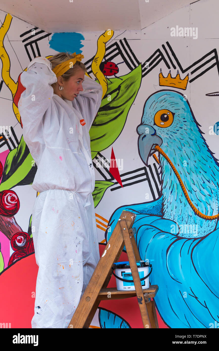 , Boscombe Bournemouth, Dorset, UK. 6 mai, 2019. Arts Émergents de Bournemouth (Fringe Festival BEAF) attire les visiteurs à Boscombe avec arts expositions, concerts, théâtre, spectacles, cinéma, danse, ateliers. La tasse de café Projet Création d'artworks pour tout le monde à se joindre à eux. Credit : Carolyn Jenkins/Alamy Live News Banque D'Images