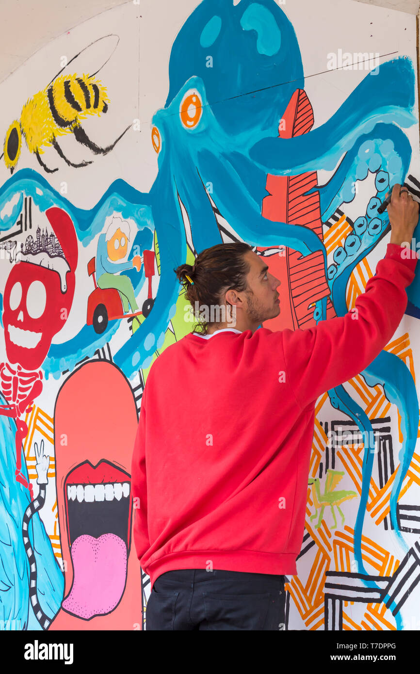 , Boscombe Bournemouth, Dorset, UK. 6 mai, 2019. Arts Émergents de Bournemouth (Fringe Festival BEAF) attire les visiteurs à Boscombe avec arts expositions, concerts, théâtre, spectacles, cinéma, danse, ateliers. La tasse de café Projet Création d'artworks pour tout le monde à se joindre à eux. Credit : Carolyn Jenkins/Alamy Live News Banque D'Images