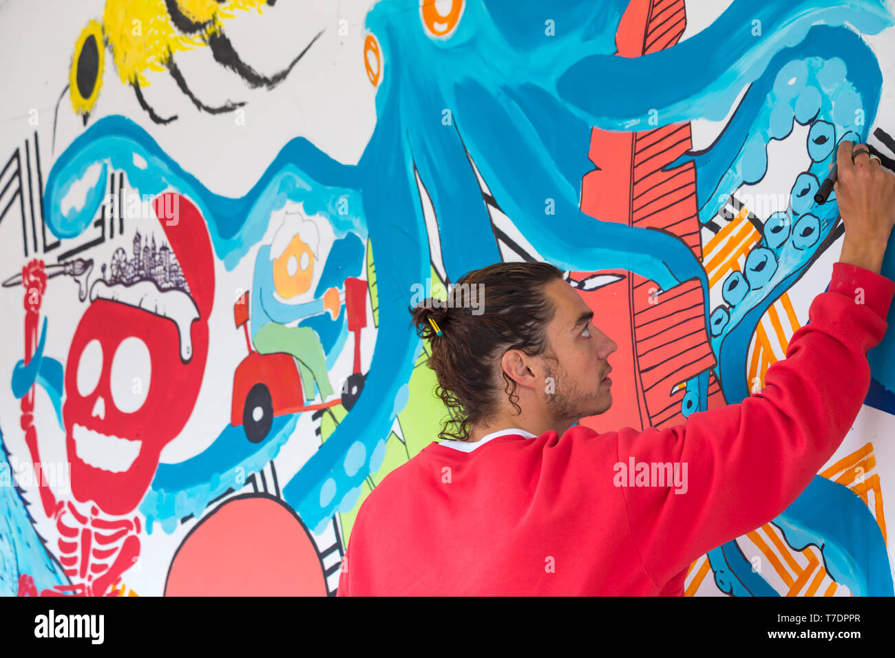 , Boscombe Bournemouth, Dorset, UK. 6 mai, 2019. Arts Émergents de Bournemouth (Fringe Festival BEAF) attire les visiteurs à Boscombe avec arts expositions, concerts, théâtre, spectacles, cinéma, danse, ateliers. La tasse de café Projet Création d'artworks pour tout le monde à se joindre à eux. Credit : Carolyn Jenkins/Alamy Live News Banque D'Images