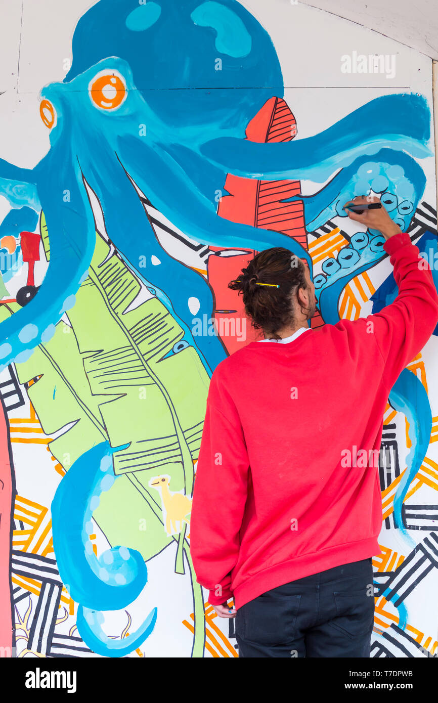 , Boscombe Bournemouth, Dorset, UK. 6e mai 2019. Arts Émergents de Bournemouth (Fringe Festival BEAF) attire les visiteurs à Boscombe avec arts expositions, concerts, théâtre, spectacles, cinéma, danse, ateliers. La tasse de café Projet Création d'artworks pour tout le monde à se joindre à eux. Credit : Carolyn Jenkins/Alamy Live News Banque D'Images