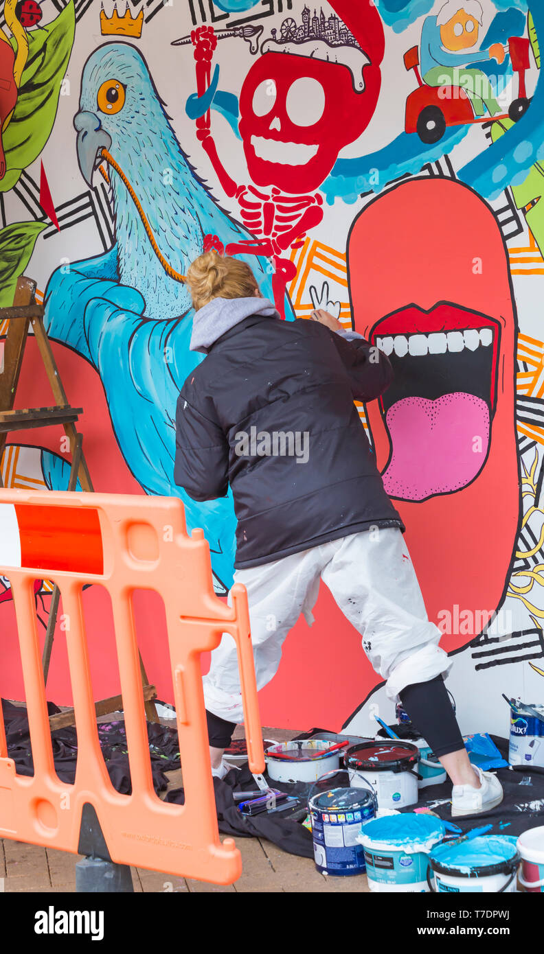 , Boscombe Bournemouth, Dorset, UK. 6e mai 2019. Arts Émergents de Bournemouth (Fringe Festival BEAF) attire les visiteurs à Boscombe avec arts expositions, concerts, théâtre, spectacles, cinéma, danse, ateliers. La tasse de café Projet Création d'artworks pour tout le monde à se joindre à eux. Credit : Carolyn Jenkins/Alamy Live News Banque D'Images