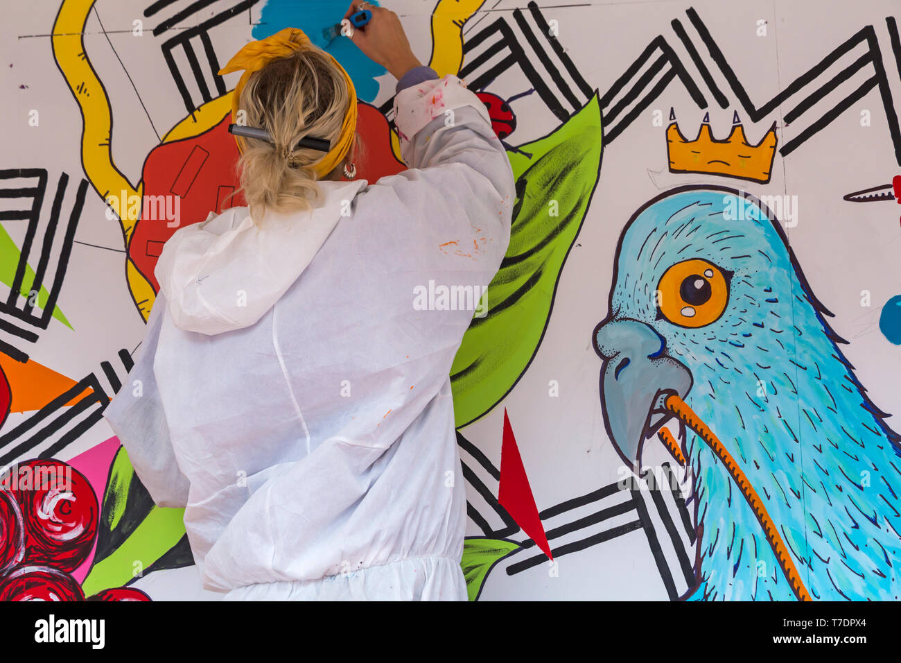 , Boscombe Bournemouth, Dorset, UK. 6e mai 2019. Arts Émergents de Bournemouth (Fringe Festival BEAF) attire les visiteurs à Boscombe avec arts expositions, concerts, théâtre, spectacles, cinéma, danse, ateliers. La tasse de café Projet Création d'artworks pour tout le monde à se joindre à eux. Credit : Carolyn Jenkins/Alamy Live News Banque D'Images