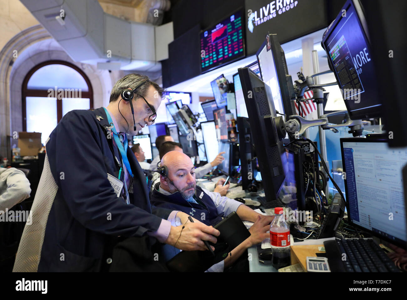 New York, USA. 6 mai, 2019. Traders travailler à la Bourse de New York à New York, États-Unis, le 6 mai 2019. Stocks américains terminé plus bas sur lundi, avec les trois principaux indices toutes les pertes au cours de la première journée de négociation de la semaine. Le Dow Jones Industrial Average a reculé de 66,47 points, ou 0,25  %, à 26 438,48. Le S&P 500 a chuté 13,17 points, ou 0,45  %, à 2 932,47. L'indice composé Nasdaq a chuté 40,71 points, ou 0,50  %, à 8 123,29. Credit : Wang Ying/Xinhua/Alamy Live News Banque D'Images