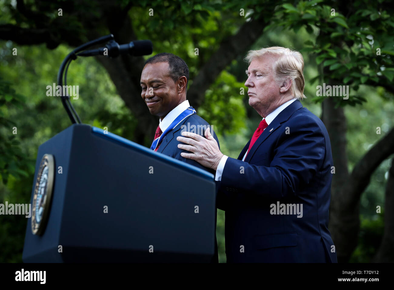 Le Président des Etats-Unis, Donald J. Trump présente la Médaille présidentielle de la liberté à Tiger Woods lors d'une cérémonie dans la roseraie de la Maison Blanche le 6 mai 2019 à Washington, DC. Credit : Oliver Contreras/piscine par CNP /MediaPunch Banque D'Images