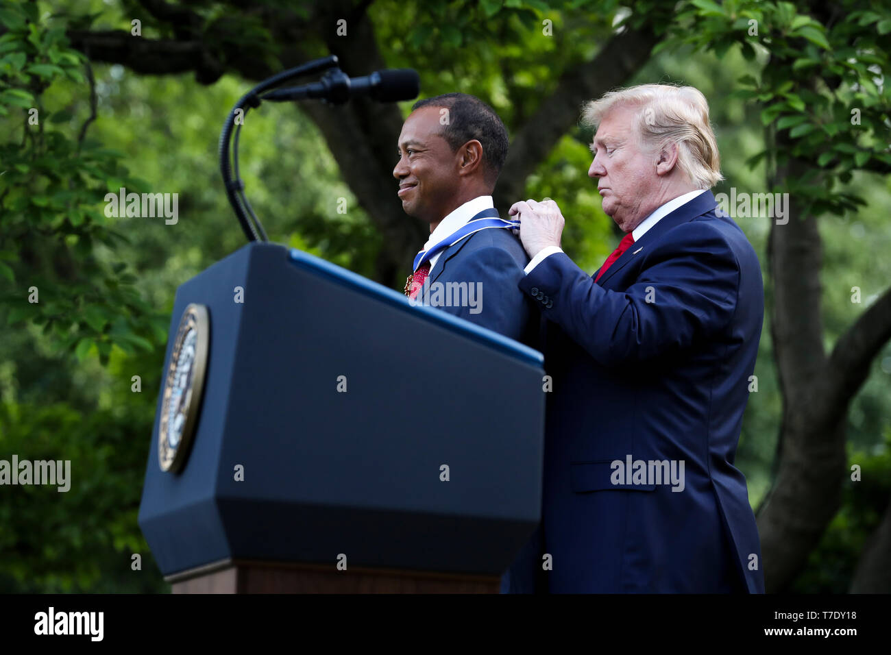 Le Président des Etats-Unis, Donald J. Trump présente la Médaille présidentielle de la liberté à Tiger Woods lors d'une cérémonie dans la roseraie de la Maison Blanche le 6 mai 2019 à Washington, DC. Credit : Oliver Contreras/piscine par CNP /MediaPunch Banque D'Images