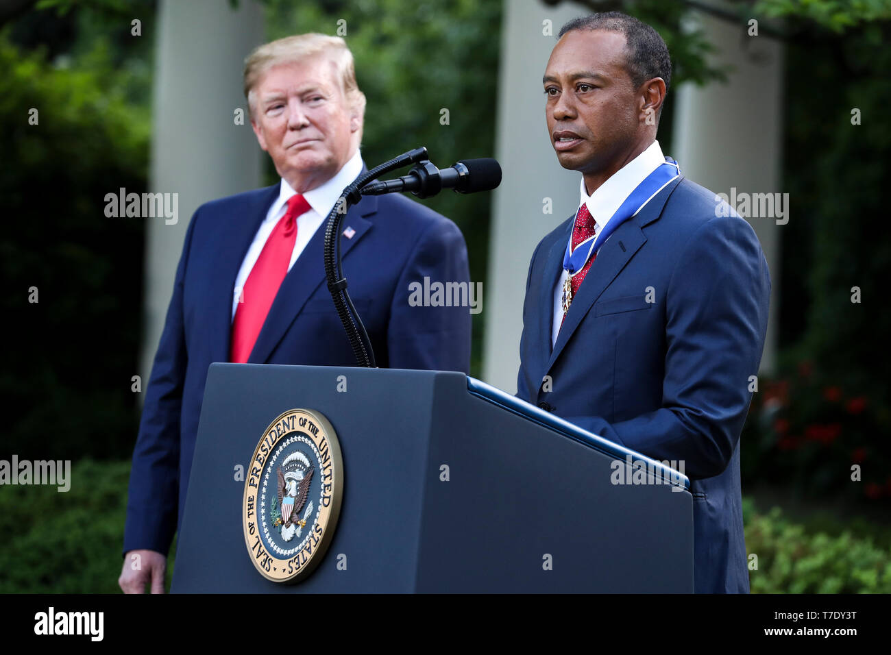 Le Président des Etats-Unis, Donald J. Trump ressemble que Tiger Woods parle après qu'il a reçu la Médaille présidentielle de la liberté lors d'une cérémonie dans la roseraie de la Maison Blanche le 6 mai 2019 à Washington, DC. Credit : Oliver Contreras/piscine par CNP /MediaPunch Banque D'Images