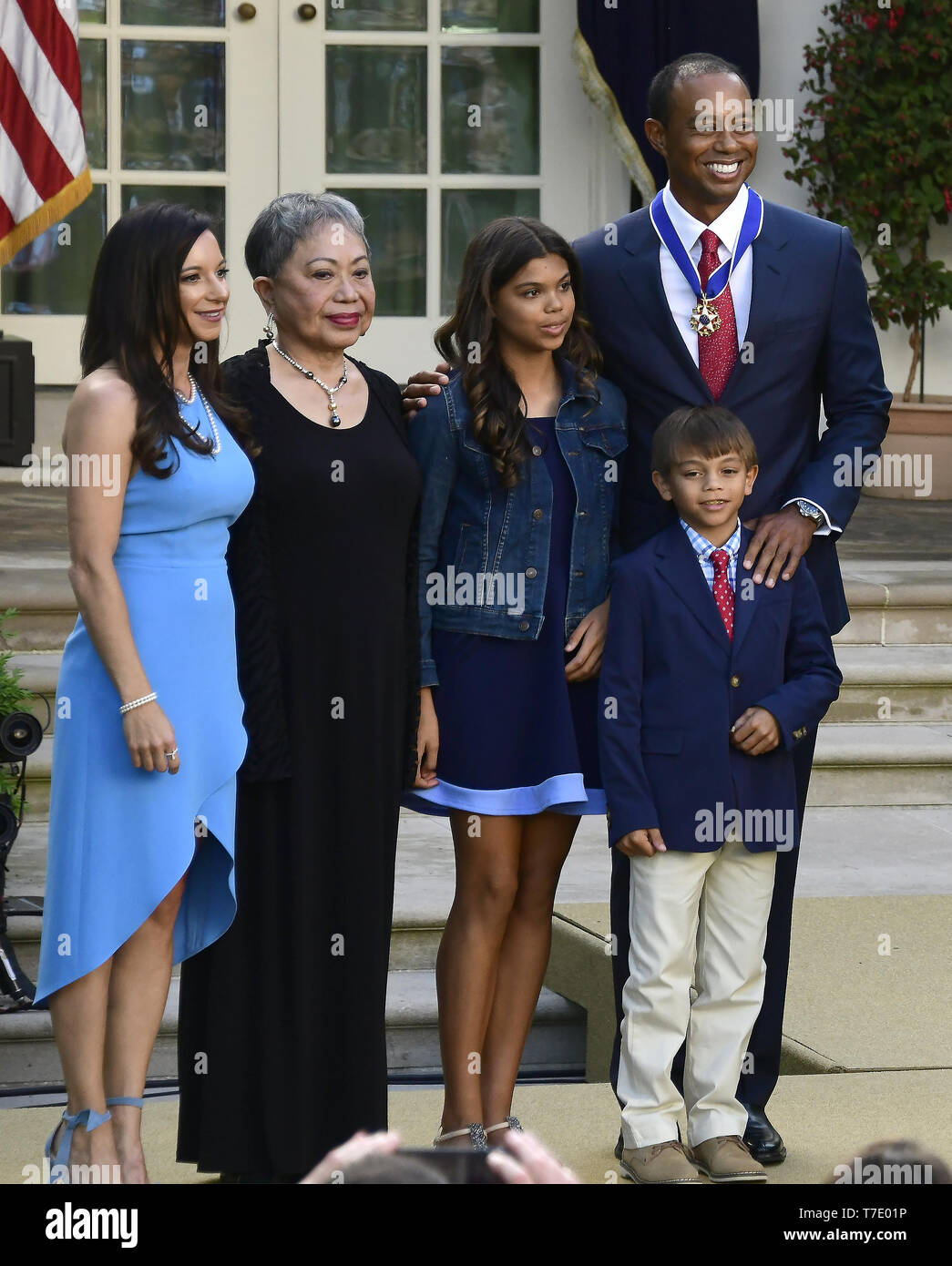 6 mai 2019 - Washington, District of Columbia, États-Unis - Tiger Woods golfeur professionnel pose pour une photo avec sa famille après le Président des Etats-Unis, Donald J. Trump lui a remis la Médaille présidentielle de la liberté lors d'une cérémonie dans la roseraie de la Maison Blanche à Washington, DC, le 6 mai 2019. La Médaille présidentielle de la liberté est une récompense décernée par le président des États-Unis à reconnaître les gens qui ont fait de ''une contribution méritoire à la sécurité ou aux intérêts nationaux des États-Unis, la paix mondiale, culturelle ou par d'autres organismes publics ou pr Banque D'Images