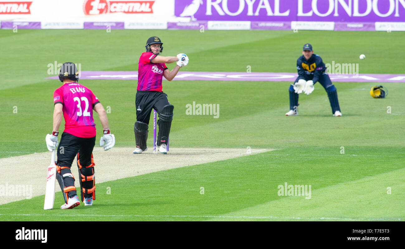 Brighton, UK. 7 mai 2019 - Luke Wright de Sussex Sharks hits out mais est prise en défaut de ce shot pour 97 s'exécute au cours de la Royal London Simatai Cup match entre la promenade Sussex et les requins à la 1ère Glamorgan County Central rez à Hove. Crédit photo : Simon Dack / Alamy Live News Banque D'Images