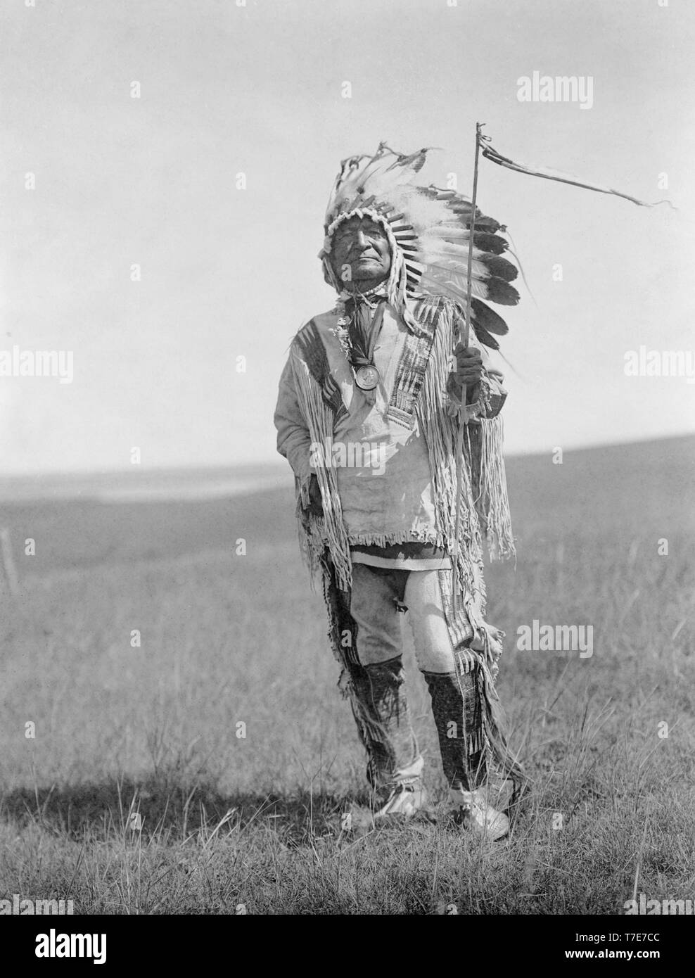 Ours assis, Arikara Chef, Un Portrait in full Regalia, Edward S. Curtis, 1908 Banque D'Images