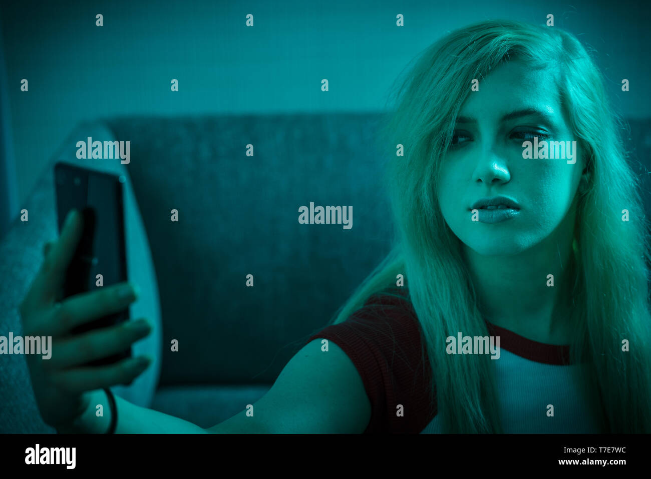 Jeune femme woman using cell phone prendre ou envoyer des textos selfies et un chat vidéo Banque D'Images