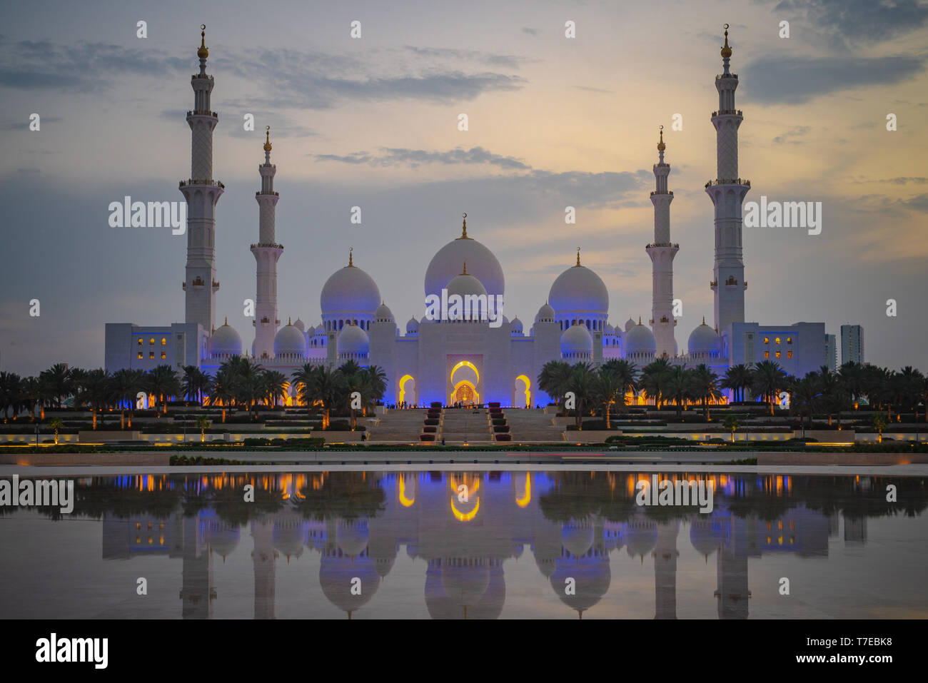 Vue axiale de la Grande Mosquée d'Abu Dhabi au crépuscule d'une réflexion sur une des Émirats arabes unis, de l'eau Banque D'Images