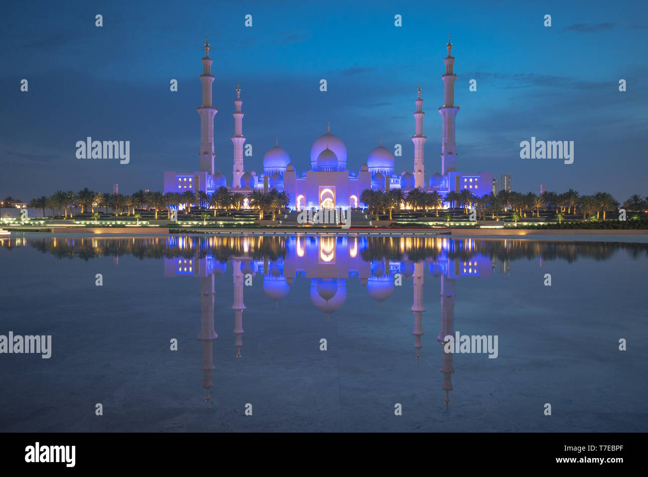 Format rectangulaire d'un grand angle de vue de la Grande Mosquée d'Abu Dhabi de nuit avec une réflexion sur l'eau, l'Émirat Arabe Banque D'Images