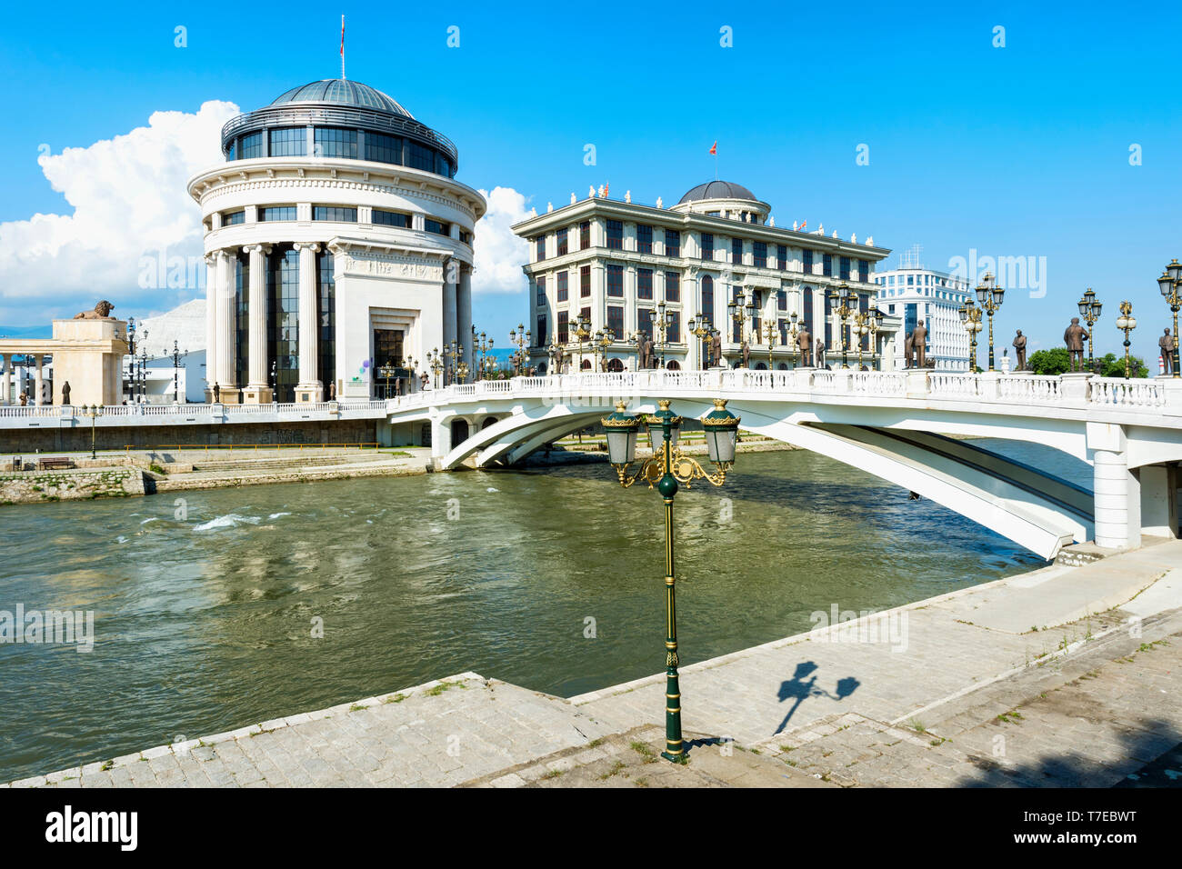 Les bâtiments du gouvernement, la Police financière, au ministère des Affaires étrangères, de l'Art Bridge, Skopje, Macédoine Banque D'Images