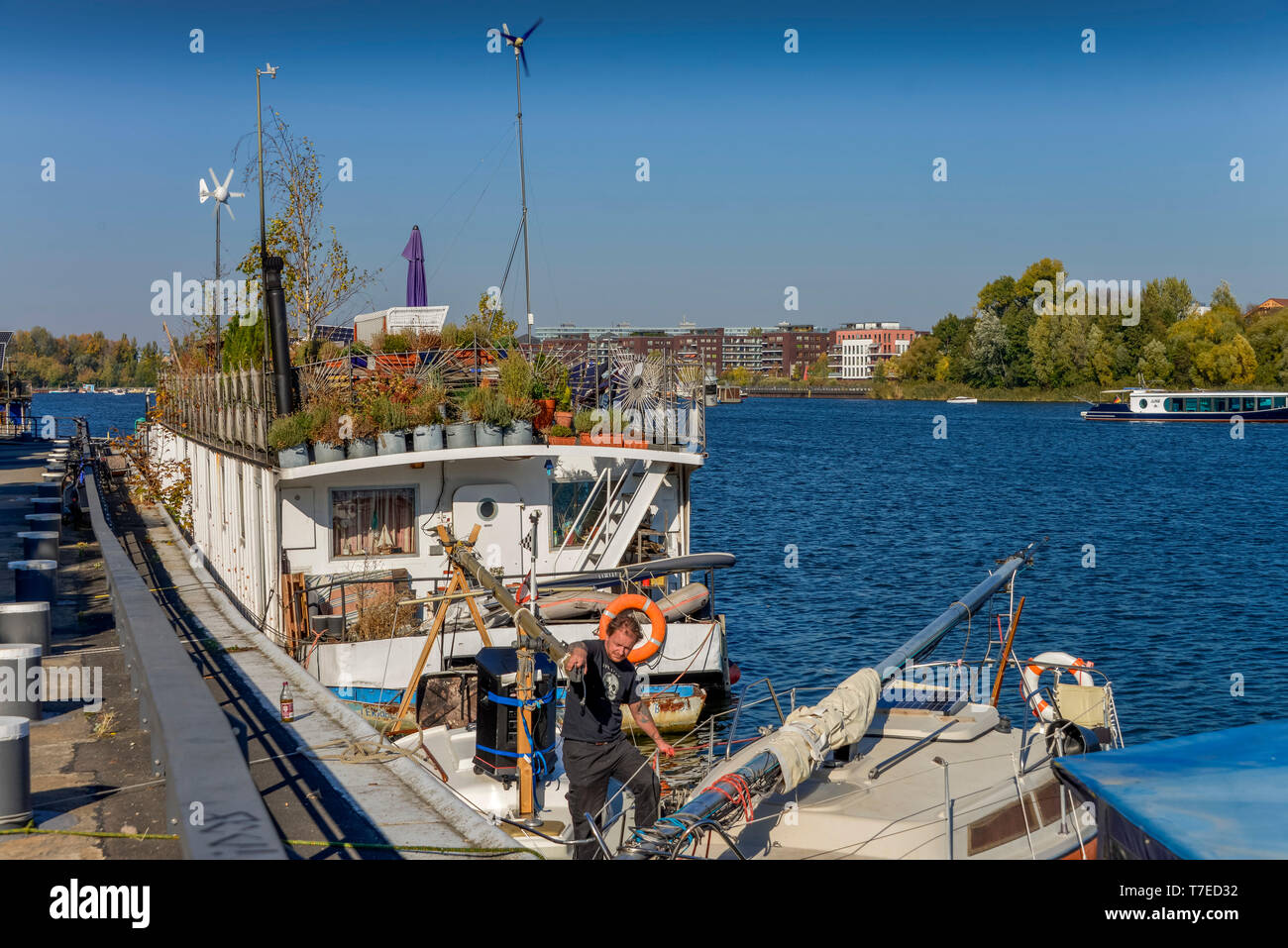 Schiffsanleger, Hausboot, Rummelsburger Bucht, Stralau, Friedrichshain, Berlin, Deutschland Banque D'Images