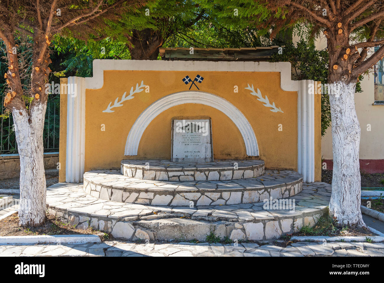 Monument aux morts, église, Peroulades, l'île de Corfou, îles Ioniennes, Grèce Banque D'Images