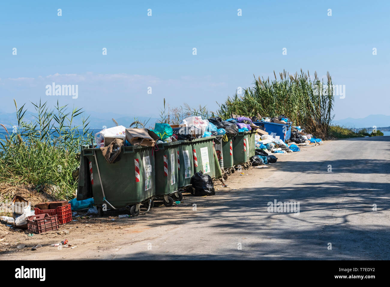 Des poubelles, sacs à ordures, l'île de Corfou, îles Ioniennes, Grèce Photo  Stock - Alamy