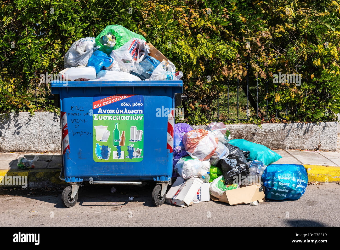 Des poubelles, sacs à ordures, l'île de Corfou, îles Ioniennes, Grèce Photo  Stock - Alamy