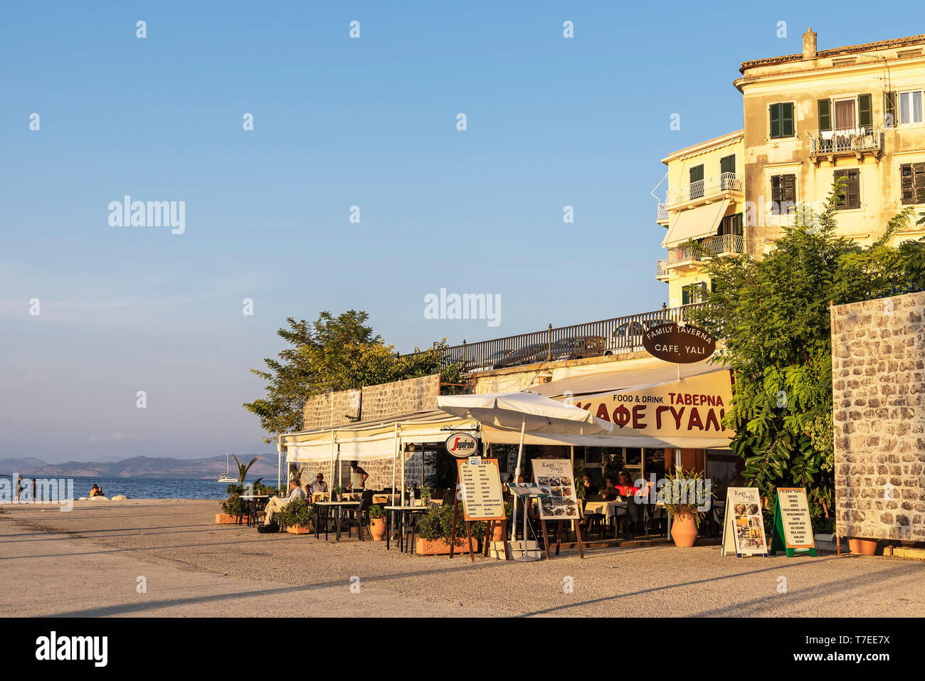 Taverne, restaurant, vieux port, Kerkyra, Corfou, îles Ioniennes, Grèce Banque D'Images