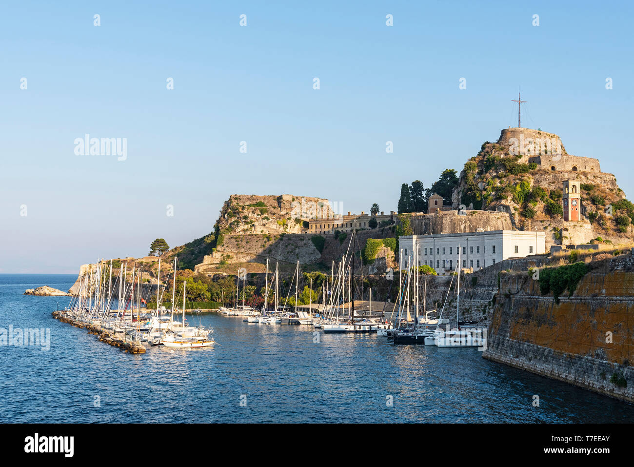 Boat Harbour, Mandraki, ancienne forteresse, Kerkyra, Corfou, îles Ioniennes, Grèce, Mer Méditerranée Banque D'Images