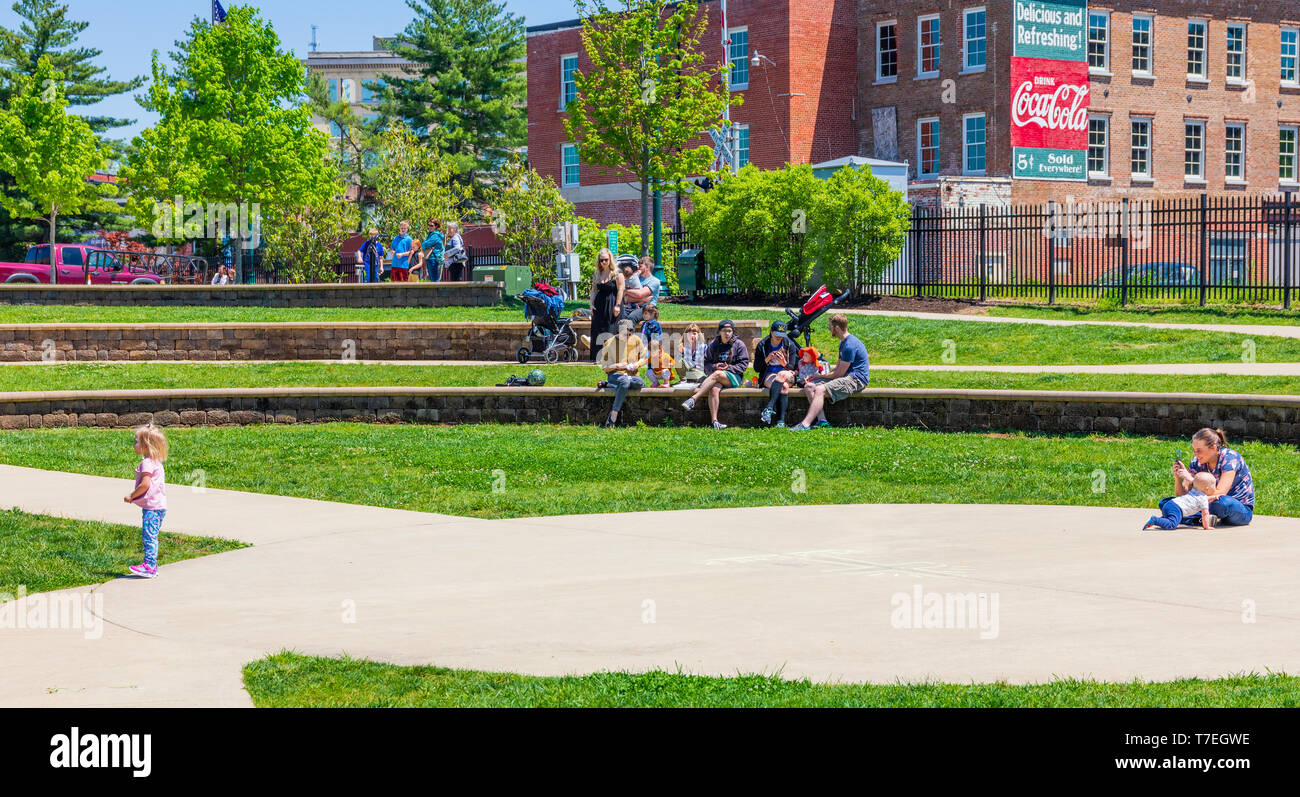 JOHNSON CITY, TN, USA-4/27/19 : Les gens se détendre et profiter de l'été une journée de printemps dans le parc des fondateurs. Banque D'Images