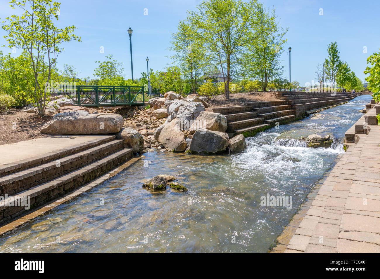 JOHNSON CITY, TN, USA-4/27/19 : mesures de maçonnerie sur les deux côtés du ruisseau coule à travers le parc des fondateurs au centre-ville. Banque D'Images