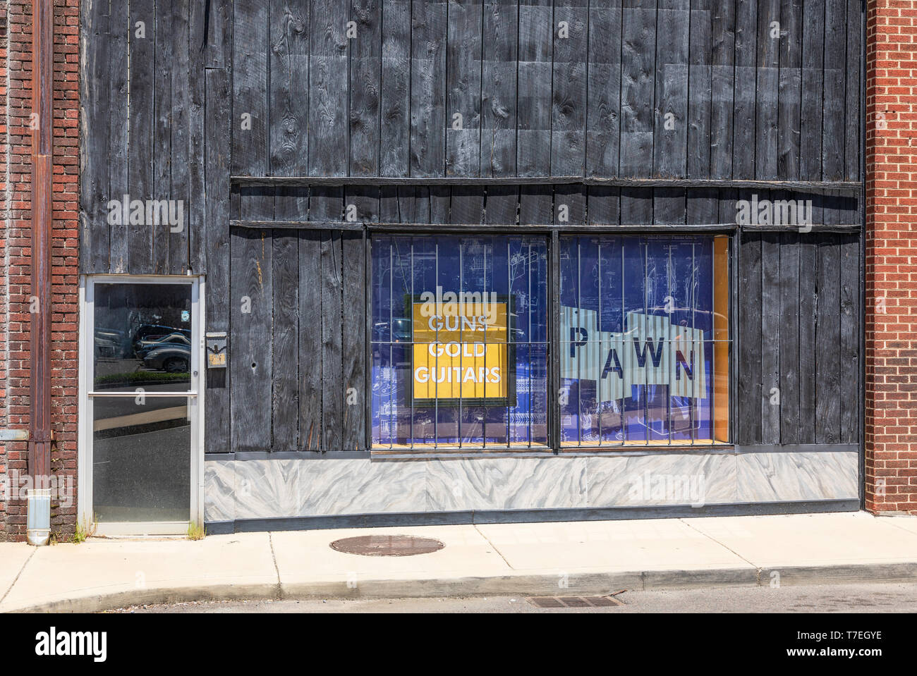 JOHNSON CITY, TN, USA-4/27/19 : prêt d'Albert & Magasin de jouet : armes, d'or, guitares : Magasin de planches vieillies avant. Banque D'Images