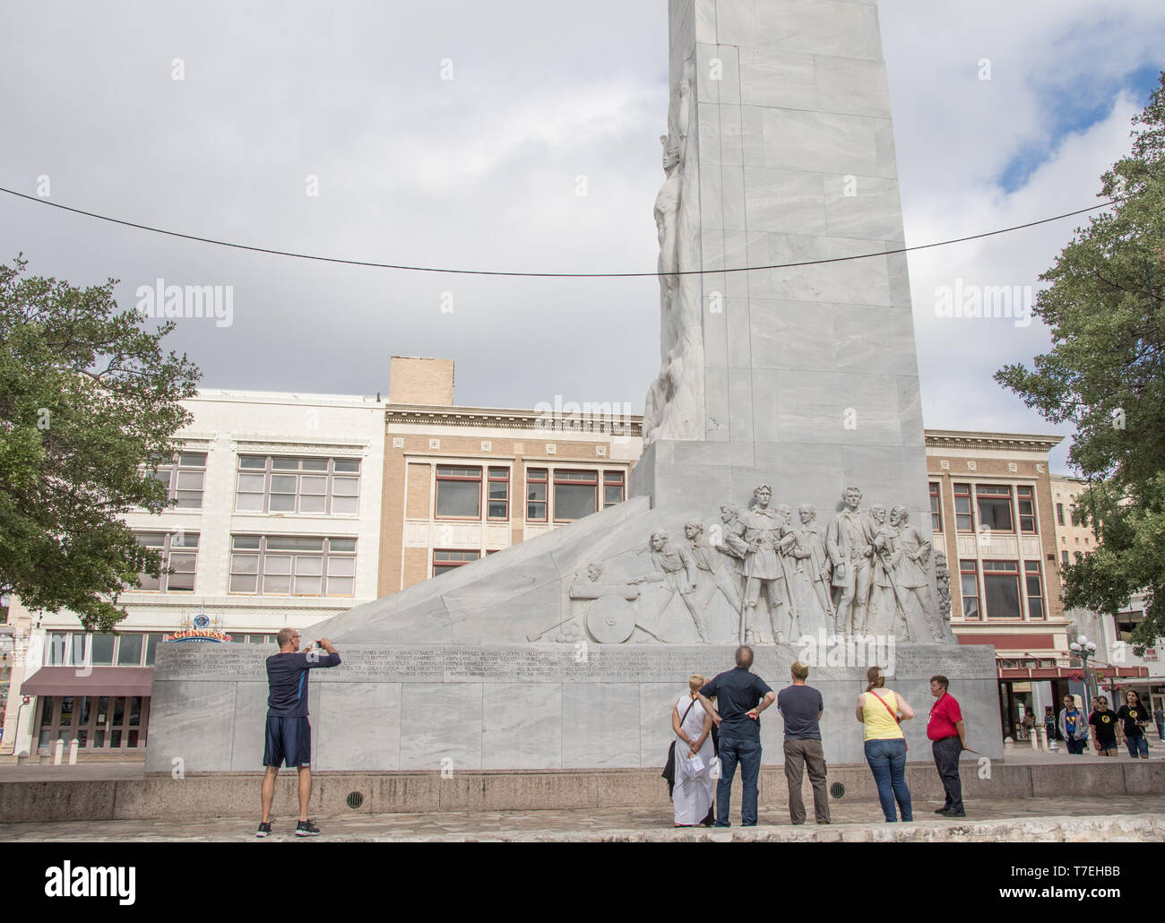 SAN ANTONIO, TX, USA-5/3/15 : les touristes à la recherche du monument à l'Alamo, représentant des figures historiques principaux qui y sont morts. Banque D'Images