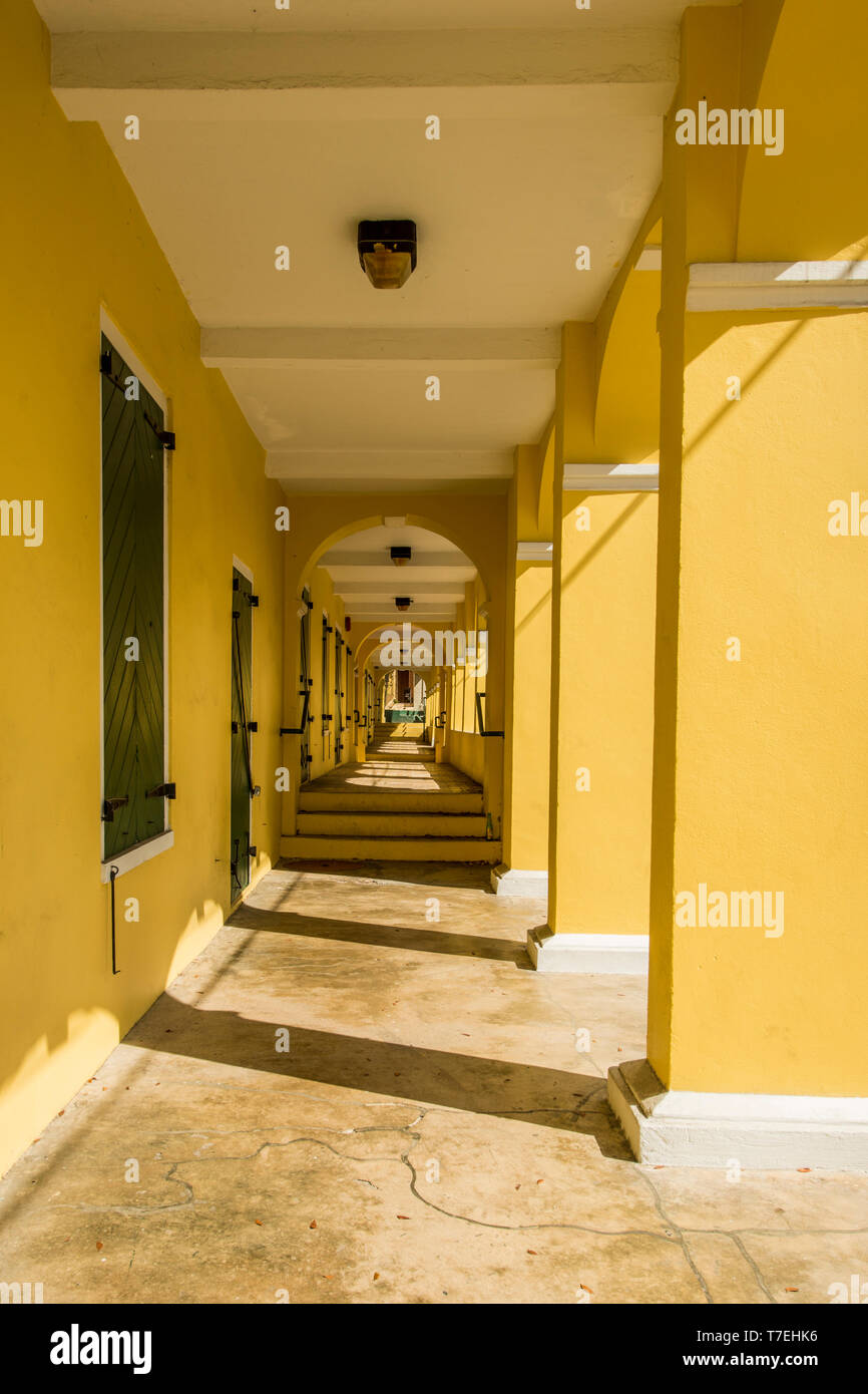 Les trottoirs couverts dans le centre-ville historique de Christiansted, Sainte-Croix, une des îles Vierges américaines. Banque D'Images