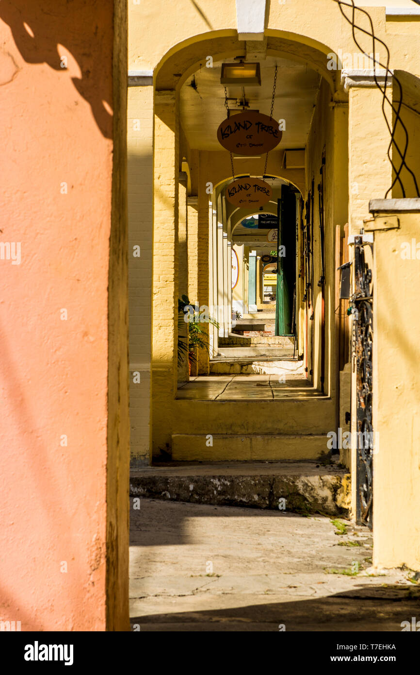 Les trottoirs couverts dans le centre-ville historique de Christiansted, Sainte-Croix, une des îles Vierges américaines. Banque D'Images