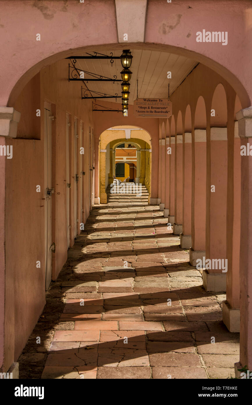 Les trottoirs couverts dans le centre-ville historique de Christiansted, Sainte-Croix, une des îles Vierges américaines. Banque D'Images