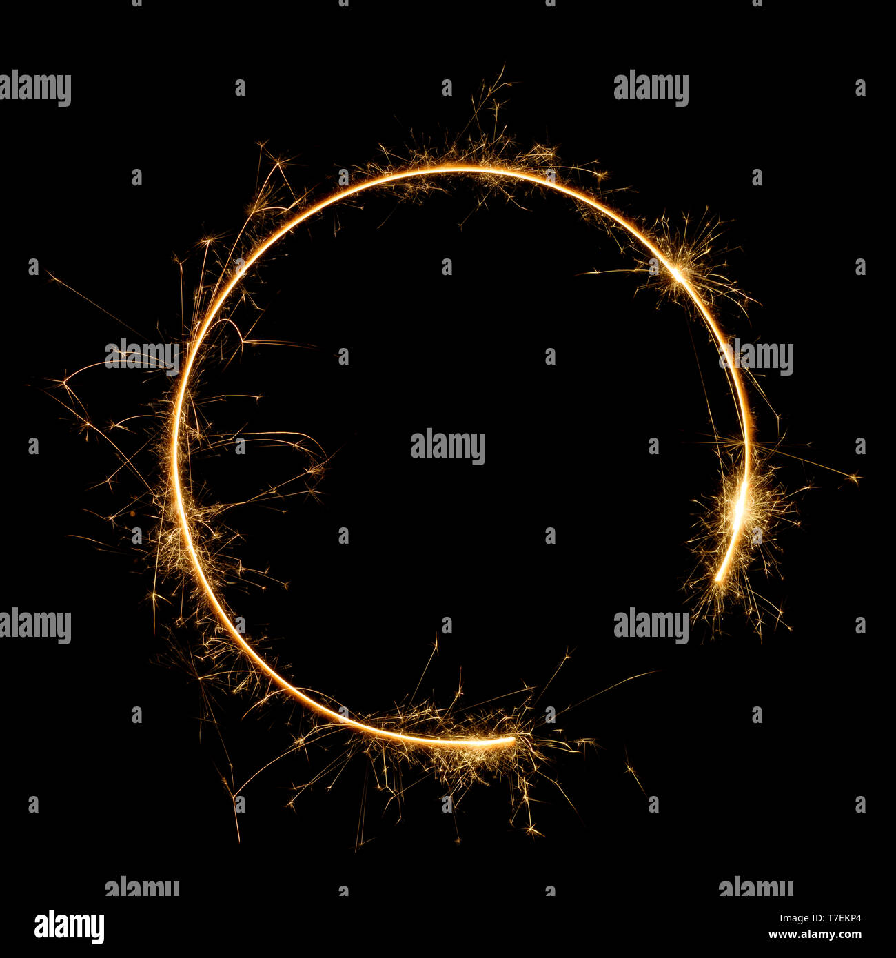 Bengal fire Burning sparkler lettre ronde o le nombre zéro, le temps d'exposition. Cierges brûlant isolé sur noir. Banque D'Images