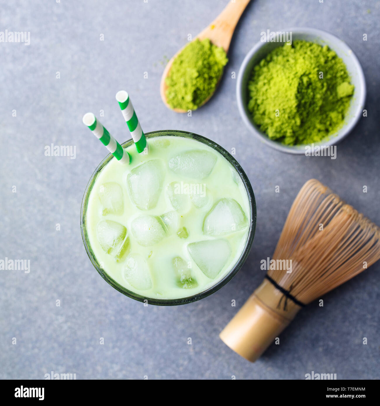 Glace thé vert matcha latte avec poudre matcha et fouet de bambou. Vue d'en haut. Banque D'Images