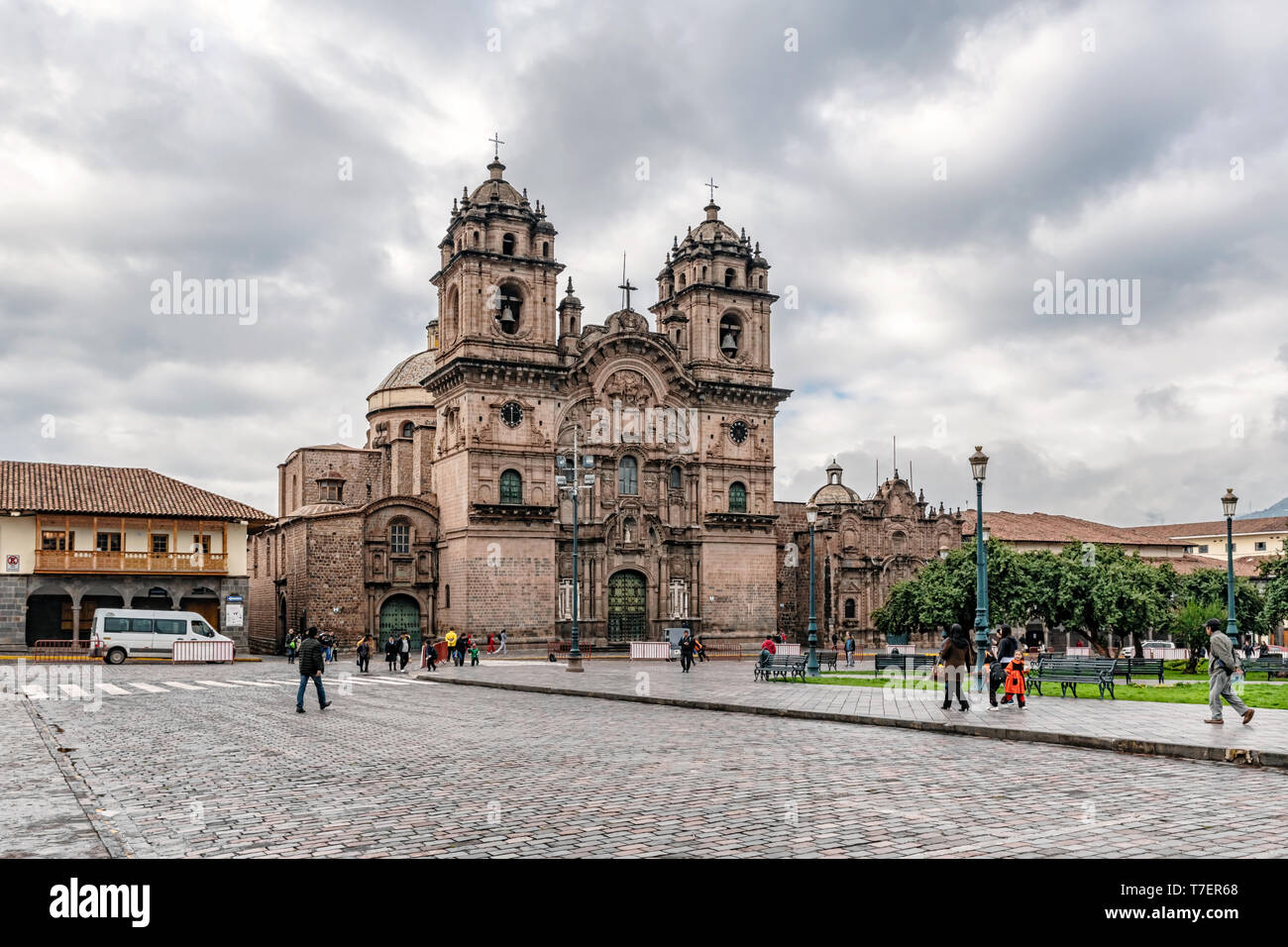 Cusco, Pérou - 3 Avril 2019 : Les personnes qui désirent visiter la Cathédrale et Temple de la société de Jésus sur la Plaza de Armas, point central de la ville, le Pérou. Banque D'Images