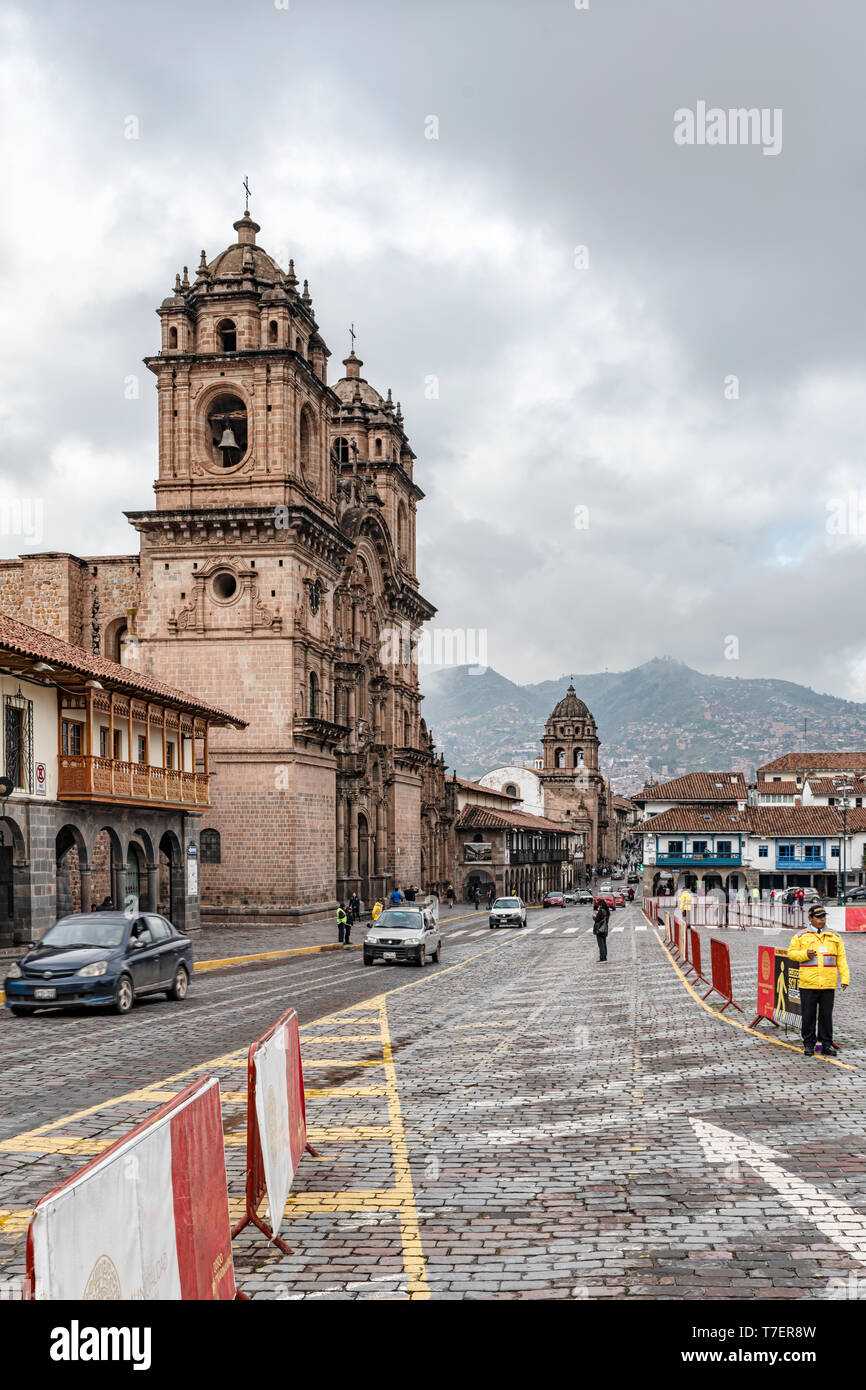 Cusco, Pérou - 3 Avril, 2019 : Vue de côté de la Plaza de Armas de Cusco avec Temple de la Compagnie de Jésus, Paraninfo Universitario et la basilique d Banque D'Images