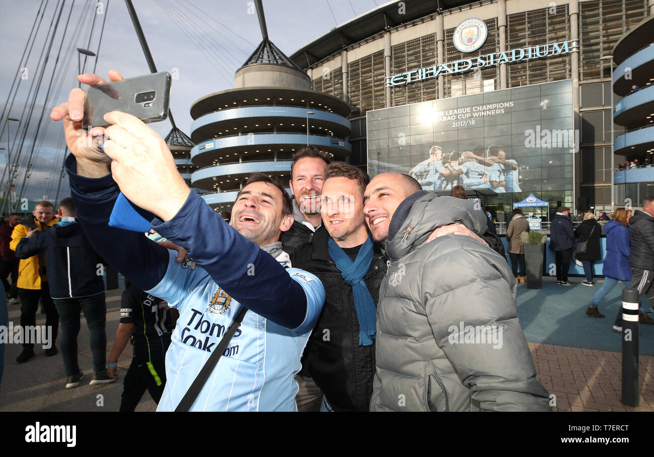 Fans prendre un en dehors du stade Etihad selfies, Manchester. Banque D'Images