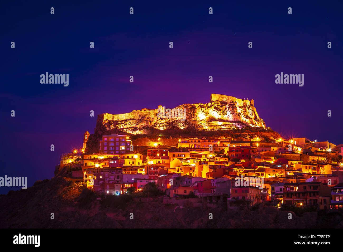 La ville médiévale pittoresque de Castelsardo perchée au-dessus de la mer sur golfe de l'Asinara au nord de la Sardaigne. Banque D'Images