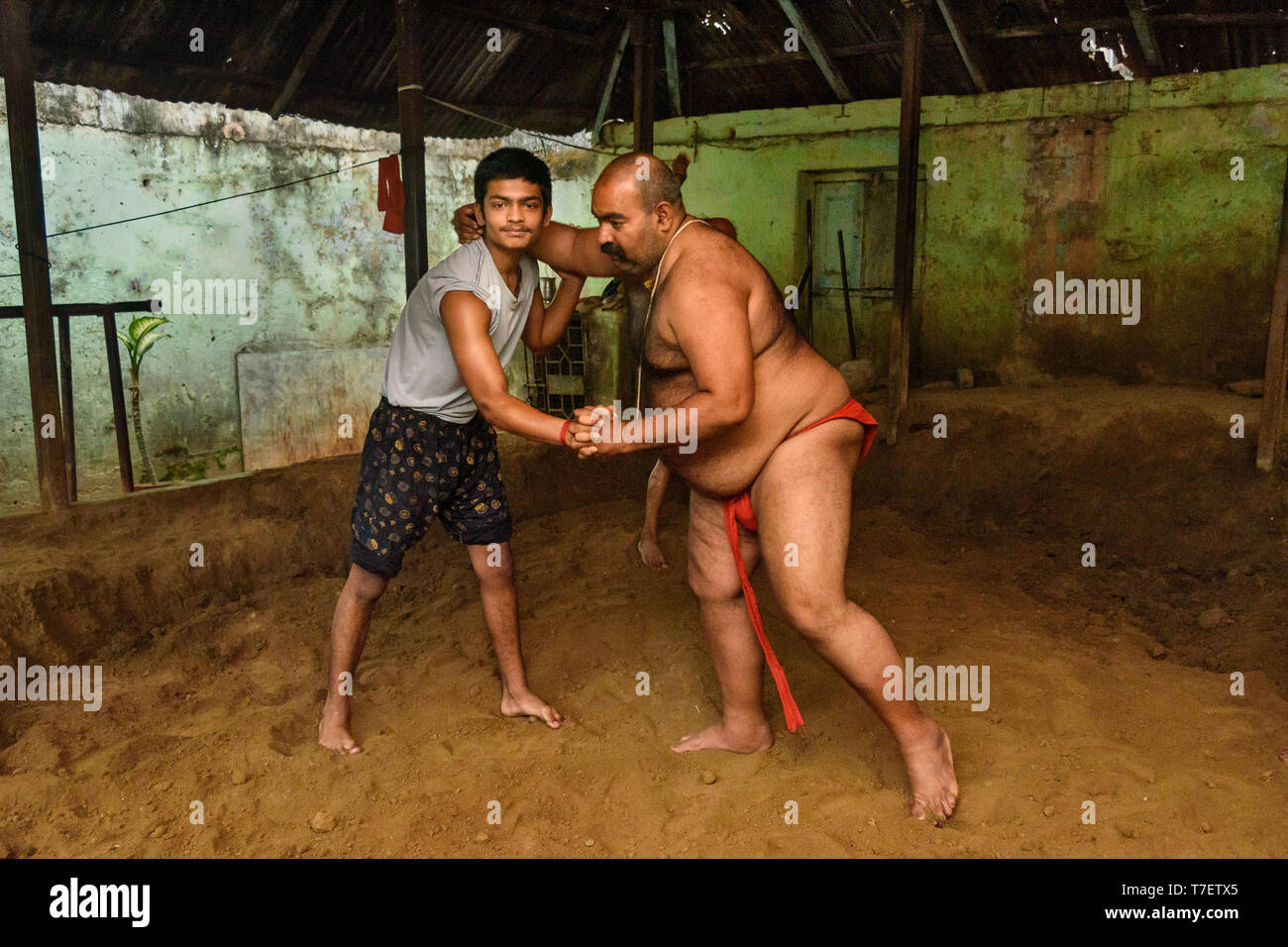 Kolkata, Inde - 14 mars 2019 : lutteurs Kushti trainining sur daily dans akhara. Ou Kushti Pehlwani est une forme traditionnelle de la lutte en Inde. Banque D'Images