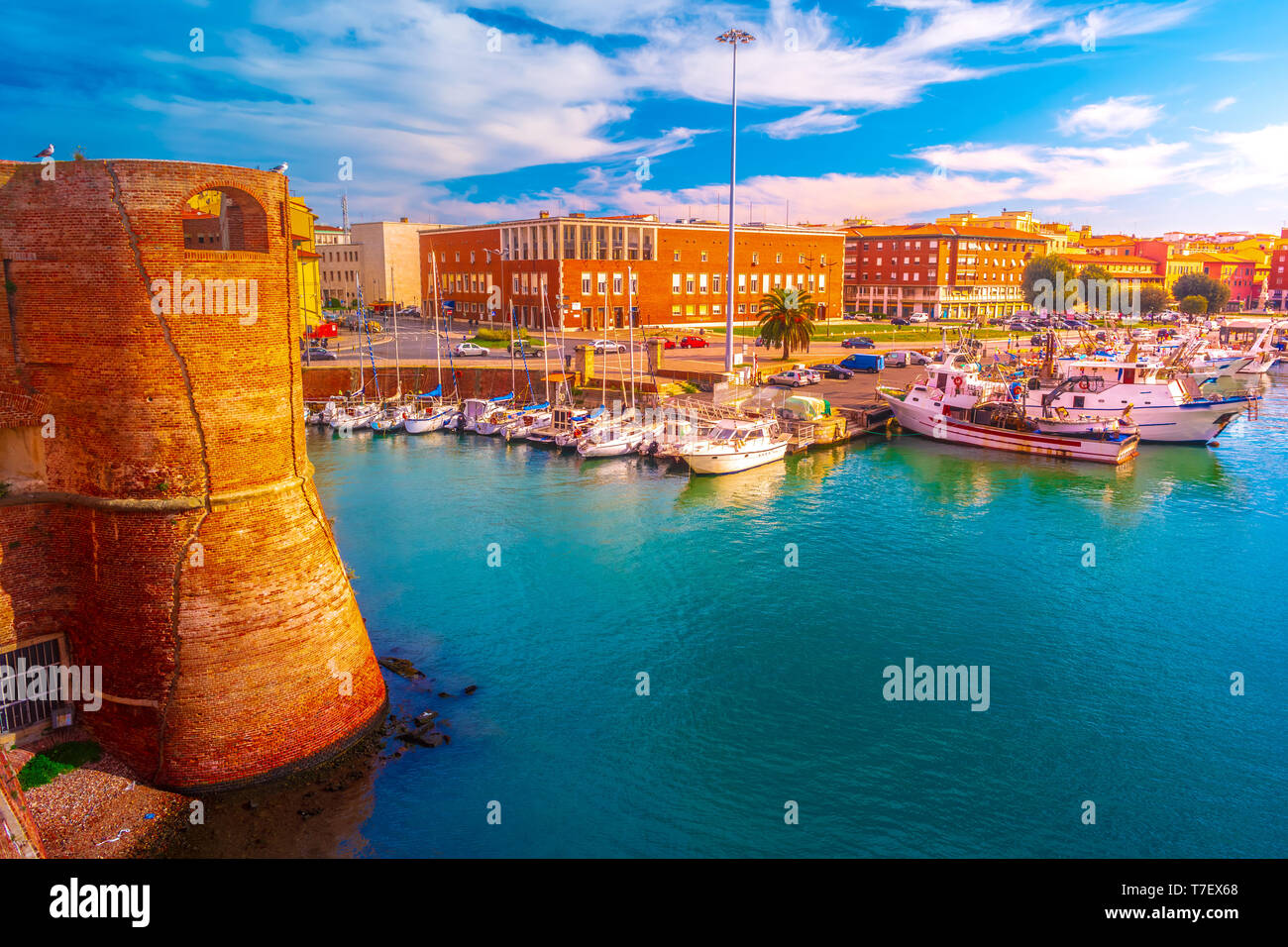 Vue sur le monument de la Fortezza Vecchia, une ancienne forteresse avec une tour située dans la province de Livourne, une ville portuaire sur la mer Ligure en Toscane, Italie. Banque D'Images