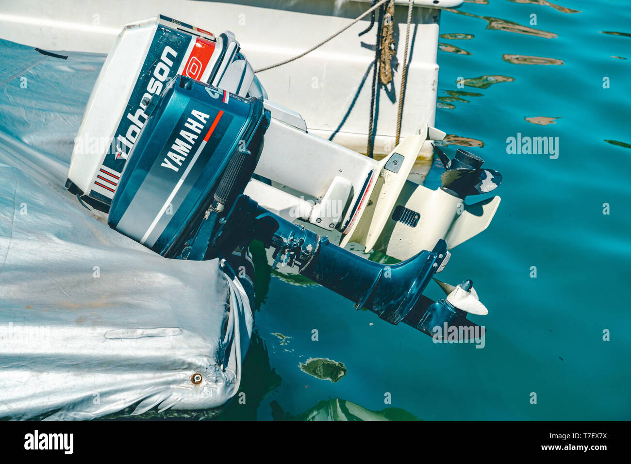 Valencia, Espagne - Abril 27, 2019 : bateau à moteur bateau Yamaha moteur. Moteur hors-bord à quai. Banque D'Images