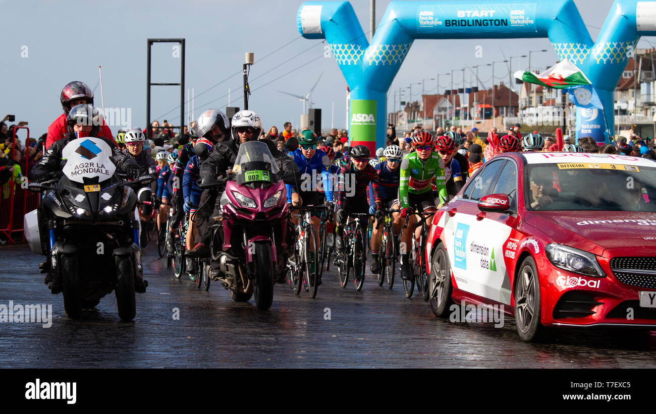 UK Sport : course à vélo pour femmes Tour de Yorkshire en 2019. La femelle cavaliers faisaient face à un démarrage humide froid à Bridlington le 4 mai, mais le soleil s'est montré qu'ils c Banque D'Images