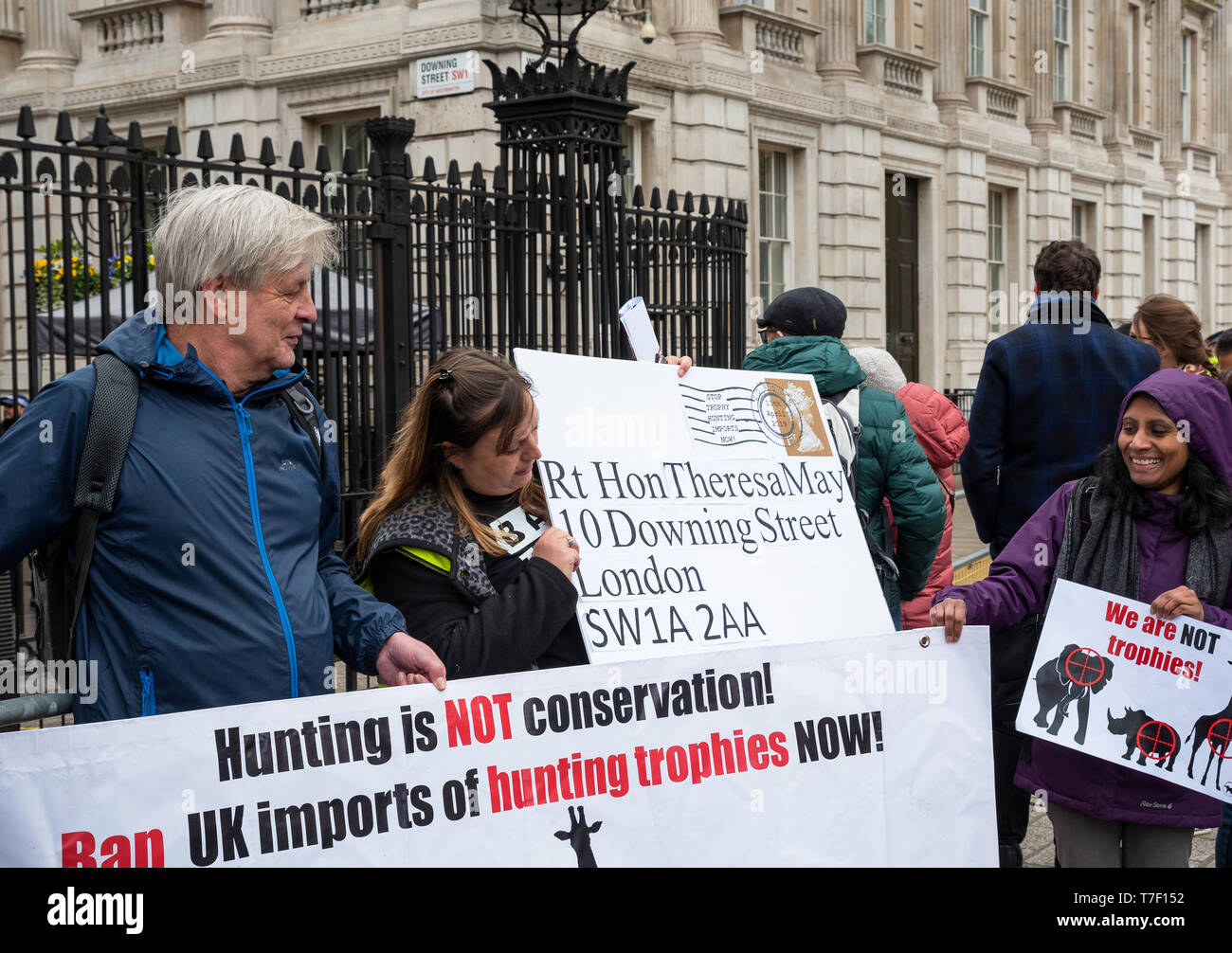La London mars contre la chasse aux trophées et l'extinction sont réunis à Cavendish Square et ont défilé dans le centre de Londres à Downing Street. Banque D'Images