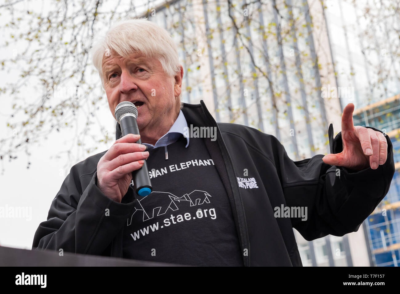 Stanley Johnson, membre du conseil d'administration de STAE, parlant à la London mars contre la chasse aux trophées et l'Extinction Cavendish Square rally. Banque D'Images