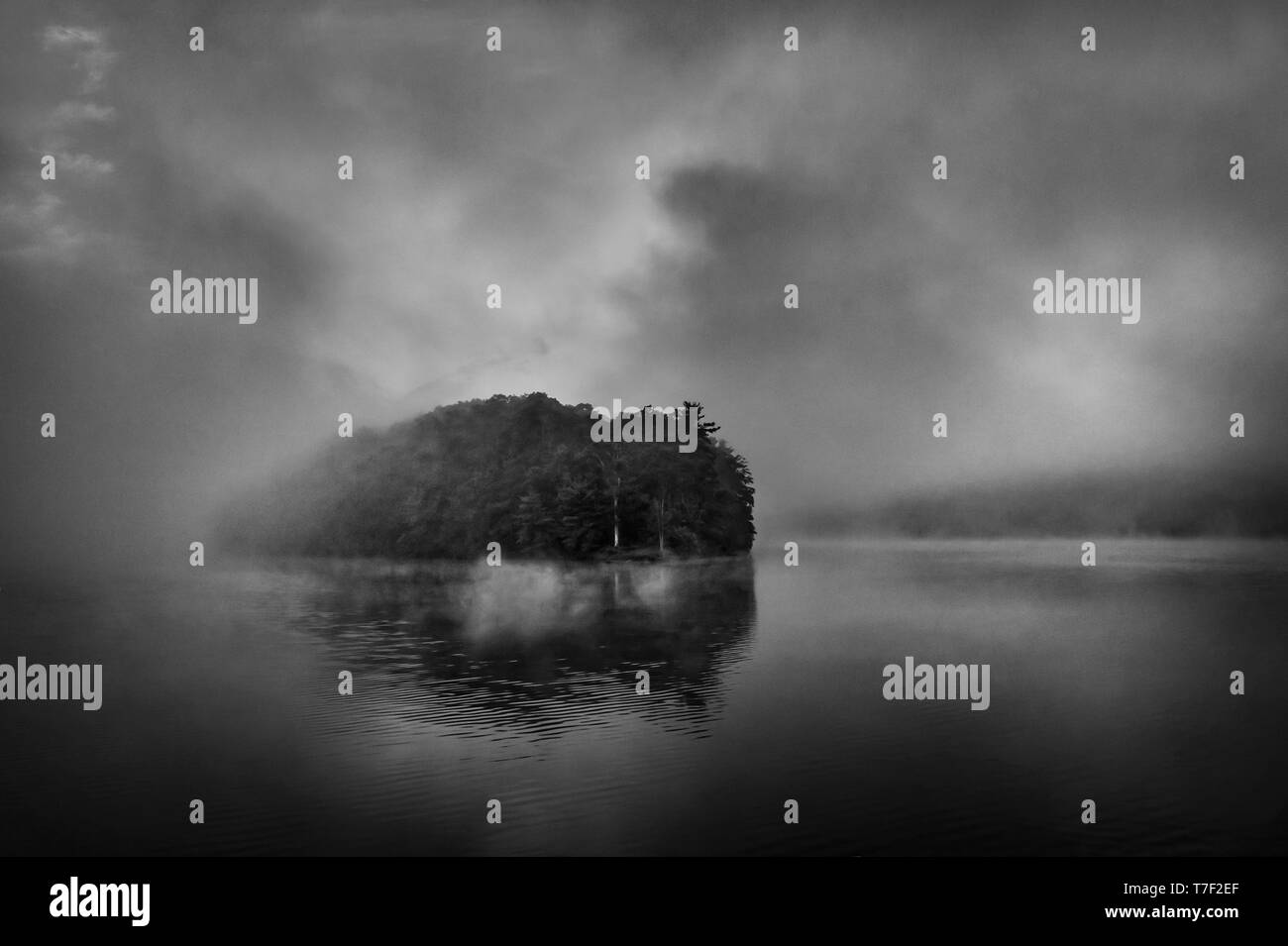 Misty Foggy Mountain Lake Banque D'Images