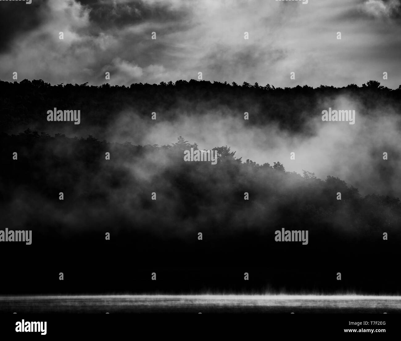 Misty Foggy Mountain Lake Banque D'Images