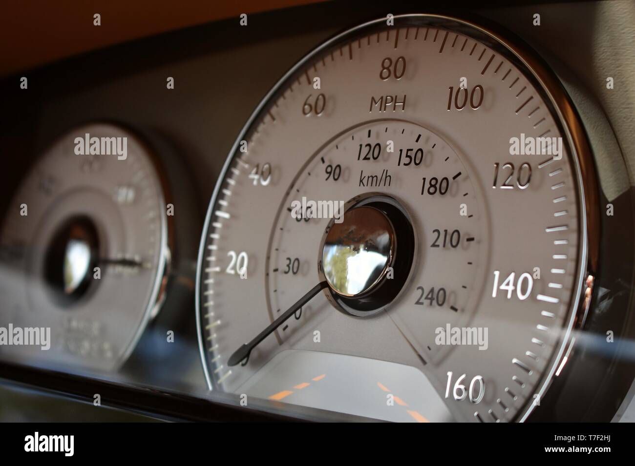 Super voiture de sport de luxe d'intérieur sur mesure avec tachymètre et le groupe de jauge tableau de bord. Banque D'Images