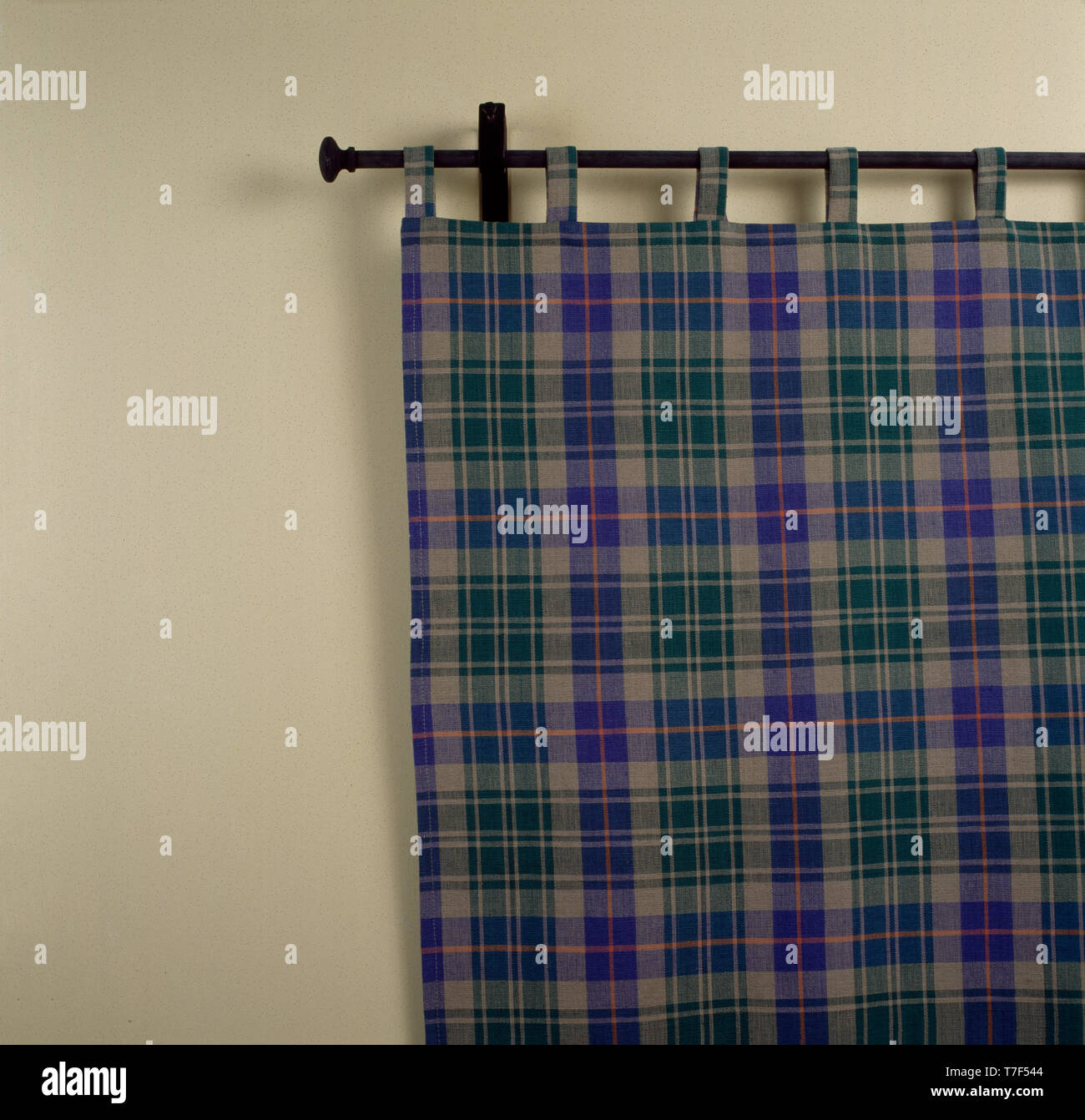 Vert +bleu plaid rideau sur poteau de métal Banque D'Images